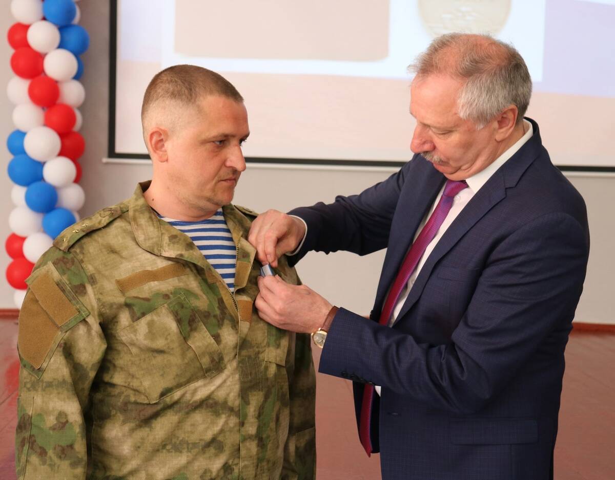 В Стародубе добровольцу Артуру Кузнецову вручили медаль За Отвагу